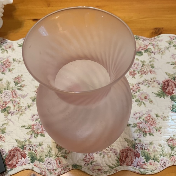 Vintage frosted pink swirl vase, EUC - Picture 3 of 9